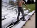 videos de Ryan Skating at the park down the bleachers! :)