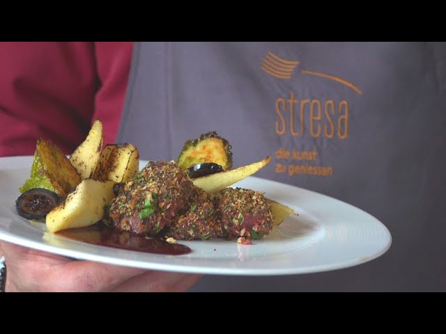 Rosa Rücken vom Feldhasen Kräuter-Crunch | Wirsing-Kartoffel-Roulade | geflämmte Pastinake