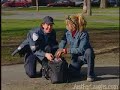 Linda chica con dinero robado - Cámara Escondida