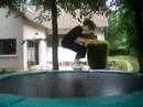 voici kelkun ki fé du skate sur trampoline admiré