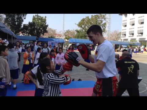 Jakob Styben mit Thai Kinder