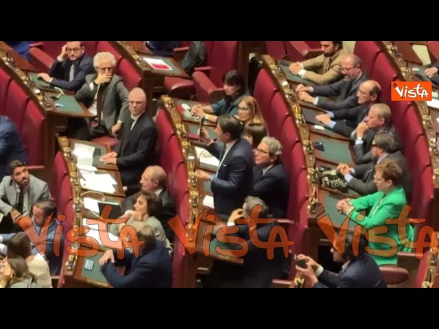 Conte in Aula regala alla premier libro M5s con dedica "Governo Meloni 3 anni di tasse"