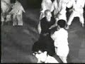 Morihei Ueshiba praticando Aikido com criança. Morihei Ueshiba praticando Aikido com criança.