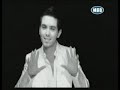 Μιχάλης Χατζηγιάννης - Χέρια ψηλάΣτίχοι: Νίκος ΜωραΐτηςΜουσική: Μιχάλης ΧατζηγιάννηςΠρώτη εκτέλεση: Μιχάλης ΧατζηγιάννηςΔεν ξέρω μάτια μου τι θα πει αγάπη,όλοι μια λέξη λένε κι είν αρκετή.Μαζί σου έμαθα να ψάχνω αυτό το κάτιπου κάνει δυο κορμιά να αντέχουνε μαζί.Χέρια ψηλά κι όλα τα φτάνω,έλα να πάμε απ'την αγάπη πιο πάνω.Χέρια ψηλά δως μου να ανέβω.Σ'ένα θεό,σε σένα τώρα πιστεύω.Χέρια ψηλά κι όλα τα φτάνω,έλα να πάμε απ'την αγάπη πιο πάνω.Χέρια ψηλά κι είμαι μαζί σου,έτσι κερδίζω στη ζωή τη ζωή σου.Όλος ο κόσμος γύρω λέει σ'αγαπάωόμως για μας δε φτάνει μόνο ένα φιλί.Μαζί σου έμαθα τα ρήματα να σπάω,δες πόσα σ'αγαπώ φωνάζει η σιωπή.Χέρια ψηλά κι όλα τα φτάνω,έλα να πάμε απ'την αγάπη πιο πάνω.Χέρια ψηλά δως μου να ανέβω.Σ'ένα θεό,σε σένα τώρα πιστεύω.Χέρια ψηλά κι όλα τα φτάνω,έλα να πάμε απ'την αγάπη πιο πάνω.Χέρια ψηλά κι είμαι μαζί σου,έτσι κερδίζω στη ζωή τη ζωή σου.