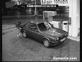 Mujer echando gasolina Mujer echando gasolina