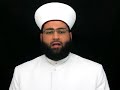 ومن الدليل على جواز التوسل بالأنبياء والصالحين حديث سعيد الخدري الذي حسنه الحافظ ابن حجر وغيره قال : قال رسول الله صلى الله عليه وسلم : إذا خرج الرجل من بيته إلى الصلاة فقال: اللهم  إني أسألك بحق السائلين عليك وبحق ممشاي هذا، فإني لم أخرج أشرا ولا بطرا ولا رياء ولا سمعة، خرجت اتقاء سخطك وابتغاء مرضاتك، أسألك أن تنقذني من النار وأن تغفر لي ذنوبي، إنه لا يغفر الذنوب إلا أنت، وكل الله به سبعين ألف ملك يستغفرون له، وأقبل الله عليه بوجهه أي برضاه- حتى يقضي صلاته.  قال الحافظ اللغوي محمد مرتضدى الزبيدي : والمراد بالحق في الموضعين الجاه والحرمة. ففي هذا الحديث دليل على جواز التوسل بالأحياء والأموات لأن لفظ السائلين جَمْع يشمل الأحياء والأموات من كان حيا ومن كان غائبا. وفي الحديث دليل على جواز التوسل بالعمل الصالح وهو ممشى الرجل إلى المسجد لوجه الله، فالشرع لم يفرق بين التوسل بالذوات الفاضلة وبين التوسل بالعمل الصالح، بل لقائل أن يقول : كيف لا يجوز التوسل بذات رسول الله الذي هو أشرف خلق الله ويجوز التوسل بصلاة العبد وصيامه وصدقته، وكلا الأمرين خلق الله، الذوات الفاضلة خلق الله، والأعمال الصالحة التي يعملها العباد خلق الله، فلا معنى للتفريق هنا. والله تبارك وتعالى أعلم وأحكم.