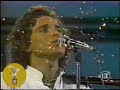 aqui se ve a fernando ubiergo con la antigua quinta vergara encendida con miles de antorchas,  durante la competencia del festival de viña del mar del 78.