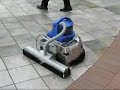 ゴミの吸い込みからワックスがけまでをこなすロボットです。遠隔操作もできます。