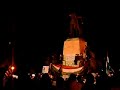 dans la nuit du lundi 18 au mardi 19 septembre, � budapest, des milliers de manifestants, dont certains d'extr�me droite, ont r�clam� la d�mission du premier ministre hongrois, en campant devant le parlement. 
la radio publique avait diffus�, dimanche, l'enregistrement d'un discours � huis clos du premier ministre socialiste, ferenc gyurcsany, dans lequel il d�clarait que le gouvernement avait 