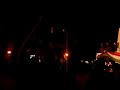 dans la nuit du lundi 18 au mardi 19 septembre, � budapest, des milliers de manifestants, dont certains d'extr�me droite, ont r�clam� la d�mission du premier ministre hongrois, en campant devant le parlement. 
la radio publique avait diffus�, dimanche, l'enregistrement d'un discours � huis clos du premier ministre socialiste, ferenc gyurcsany, dans lequel il d�clarait que le gouvernement avait 