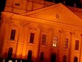 dans la nuit du lundi 18 au mardi 19 septembre, � budapest, des milliers de manifestants, dont certains d'extr�me droite, ont r�clam� la d�mission du premier ministre hongrois, en campant devant le parlement. 
la radio publique avait diffus�, dimanche, l'enregistrement d'un discours � huis clos du premier ministre socialiste, ferenc gyurcsany, dans lequel il d�clarait que le gouvernement avait 