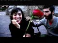 El primer beso se da con la mirada