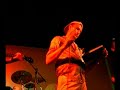 guarrillas se suben al escenario con rafael vazque arrasando