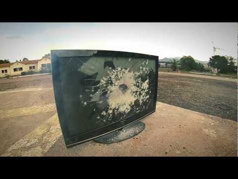 m60 - Bonjour à tous, Aujourd'hui j'ai sortis le m60, en mode destruction, j'ai défié des canettes, un blackberry, un pc portable, et un plasma... ( le plasma a un...