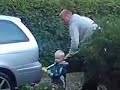 Sander og bamsefar prom vasker den lille bil Sander og bamsefar prom vasker den lille bil