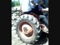 kevin negro y emi en el tractor II