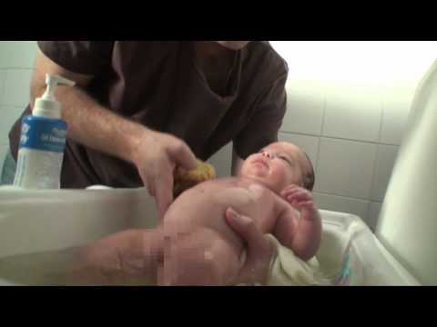 1-14e How to wash a baby – Washing Baby’s Body