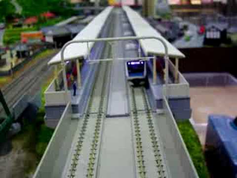 駅を通過するE233系