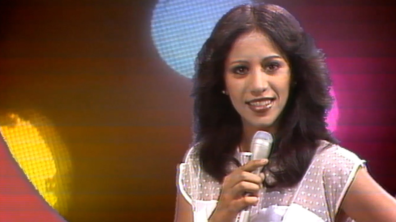 עפרה חזה – שיר הפרחה | קליפ