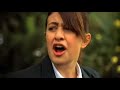 Esta hilarante historia de transición de la adolescencia a la madurez está basada en una serie de superventas de la autora británica Louise Rennison y retrata a la excéntrica e irresistible Georgia Nicolson, que intenta superar el trauma de ser una quinceañera.