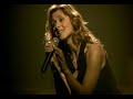 her sanatçıya nasip olmaz böylesi. solistten önce seyirciler şarkıya başlıyor. http://www.youtube.com/watch?v=-rMDnE4ROwQ