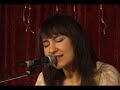 versi�nhighquality
http://www.youtube.com/watch?v=-rt0sqxc1oy&fmt=18

p�jaros en la cabeza, 2005
eva amaral
juan aguirre

dame una corona m�s
que esta noche yo quiero perder
la conciencia que me hace temblar
cada vez que te veo venir
y volverme invisible tal vez
seguirte por toda la ciudad
y llegar a tu casa

sentarme a tu lado
escucharte escondida conversar
saber lo que piensas de la vida
cuando ves las noticias
protegerte de noche a los pies de tu cama
descifrar el sentido de tus sue�os
y quedarme los besos que se escapan
cada vez que respiras
cada vez que dormido me hablas

dame una corona m�s
para ver si dejo de pensar
en poderes paranormales de hero�na de c�mic
y me atrevo a acercarme hasta ti
soltarte a la cara la verdad y dar media vuelta
recoger mi chaqueta y salir por la puerta contigo

te dar� mi coraz�n
te dar� mi vida
te dar� mi alma perdida

ojal�
ojal� nunca cambie
esa forma que tienes de estar en el mundo
ojal� que el tiempo no te cambie

te dar� mi coraz�n
te dar� mi vida
te dar� mi alma perdida
te dar� mi coraz�n
te dar� mi vida
te dar� mi alma perdida
te dar� mi alma perdida
dame una corona m�s
dame una corona m�s

dame una corona m�s
dame una corona m�s