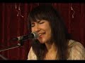 versi�nhighquality
http://www.youtube.com/watch?v=-rt0sqxc1oy&fmt=18

p�jaros en la cabeza, 2005
eva amaral
juan aguirre

dame una corona m�s
que esta noche yo quiero perder
la conciencia que me hace temblar
cada vez que te veo venir
y volverme invisible tal vez
seguirte por toda la ciudad
y llegar a tu casa

sentarme a tu lado
escucharte escondida conversar
saber lo que piensas de la vida
cuando ves las noticias
protegerte de noche a los pies de tu cama
descifrar el sentido de tus sue�os
y quedarme los besos que se escapan
cada vez que respiras
cada vez que dormido me hablas

dame una corona m�s
para ver si dejo de pensar
en poderes paranormales de hero�na de c�mic
y me atrevo a acercarme hasta ti
soltarte a la cara la verdad y dar media vuelta
recoger mi chaqueta y salir por la puerta contigo

te dar� mi coraz�n
te dar� mi vida
te dar� mi alma perdida

ojal�
ojal� nunca cambie
esa forma que tienes de estar en el mundo
ojal� que el tiempo no te cambie

te dar� mi coraz�n
te dar� mi vida
te dar� mi alma perdida
te dar� mi coraz�n
te dar� mi vida
te dar� mi alma perdida
te dar� mi alma perdida
dame una corona m�s
dame una corona m�s

dame una corona m�s
dame una corona m�s