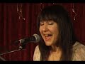 versi�nhighquality
http://www.youtube.com/watch?v=-rt0sqxc1oy&fmt=18

p�jaros en la cabeza, 2005
eva amaral
juan aguirre

dame una corona m�s
que esta noche yo quiero perder
la conciencia que me hace temblar
cada vez que te veo venir
y volverme invisible tal vez
seguirte por toda la ciudad
y llegar a tu casa

sentarme a tu lado
escucharte escondida conversar
saber lo que piensas de la vida
cuando ves las noticias
protegerte de noche a los pies de tu cama
descifrar el sentido de tus sue�os
y quedarme los besos que se escapan
cada vez que respiras
cada vez que dormido me hablas

dame una corona m�s
para ver si dejo de pensar
en poderes paranormales de hero�na de c�mic
y me atrevo a acercarme hasta ti
soltarte a la cara la verdad y dar media vuelta
recoger mi chaqueta y salir por la puerta contigo

te dar� mi coraz�n
te dar� mi vida
te dar� mi alma perdida

ojal�
ojal� nunca cambie
esa forma que tienes de estar en el mundo
ojal� que el tiempo no te cambie

te dar� mi coraz�n
te dar� mi vida
te dar� mi alma perdida
te dar� mi coraz�n
te dar� mi vida
te dar� mi alma perdida
te dar� mi alma perdida
dame una corona m�s
dame una corona m�s

dame una corona m�s
dame una corona m�s