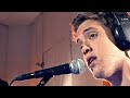 Video del tema Dos Secretos tocado en directo por VINILOVERSUS en los estudios Jazzmania de Caracas, Venezuela. El Día Es Hoy: Amazon: amzn.com Itunes: itunes.apple.com VINILOVERSUS: Música & Performance Basil Faucher: Dirección y Dirección de Fotografia: Juan Fermin:...