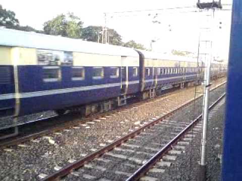 how to reach omkareshwar from ujjain by train