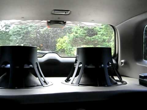 Bassbox mit intigriertem Auto :: Dieses Soundsystem hat ein intigriertes Auto inklusive. Oder doch anders rum? Wie auch immer, wenn man hier voll aufdreht brennt die Luft.... Bassbox mit intigriertem Auto - Dieses Soundsystem hat ein intigriertes Auto inklusive. Oder doch anders rum? Wie auch immer, wenn man hier voll aufdreht brennt die Luft....