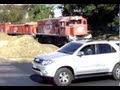 Carro quase é atropelado por trem em Curitiba.