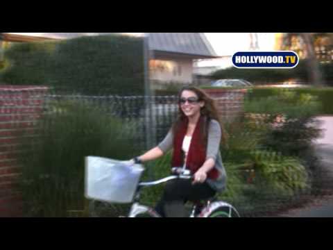 Miley Cyrus paseando en bicicleta 0 Miley Cyrus paseando en bicicleta