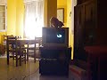 TINO JUGANDO CON EL TELEVISOR