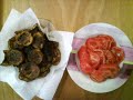 un plat traditionnel de la cuisine syrienne. il donne une idée de la nourriture méditérranéenne en général et le goût dans les pays du Levant. طبق تقليدي من المطبخ السوري يعطي فكرة عن طبيعة الغذاء المتوسطي بشكل عام و عن الذوق الشائع في بلاد المشرق العربي - بلاد الشام ingrédients:aubergine, tomate, viande hachée, huile à friture, beurre, sel, poivre noir, ( concentré de tomate facultatif)المكونات:باذنجان, بندورة, لحمة ناعمة,زيت للقلي, زبدة, ملح, فلفل, رب البندورة اختياري