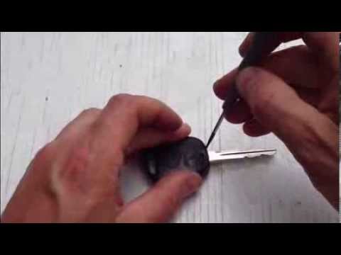 How to replace remote key battery Toyota Yaris. Years 1999 to 2005.
