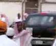 شباب يرقصون أمام مقر الهيئة