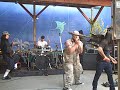 Guitarrista golpea a cantante de banda de rock
