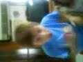 Aaron metiendose los dedos