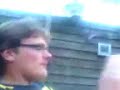 Stefan die een zakje nootjes probeert open te maken Stefan die een zakje nootjes probeert open te maken