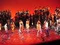 Bekijk muziek clip van Carl Orff met Uf dem Anger: Reie: Swaz hie gat umbe / Chume, cum