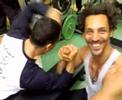 monsieur mompo(5 fois champion du monde de culturisme et entraineur de tous les vip) se prend une branler au bras de fer face � tomer sisley.