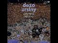 Album : Pevnina DetstvaVelmi dobrá práca aj bassgitaristu - Antona JaraV mojej hlbokej nocirieka stojí.Voda je nehybná-nedostupné dná.Meraví vtáci visianad nehybnou vodou.Nijaký signálneprichádzaz nehybnej lode.Ani svetielko z lode,na ktorej som priplával.Tam vzadu na palubenehybnespočívajú v tme:môj kompas,môj meč,môj štítaj všetko čo som prežil.Všade predo mnou sa v tme ukrýva breh.V pätách cítim ako tuhne beh.Stojím na novom brehu uprostred starej nociPretože nedúfam,pretože nedúfam že vietor,pretože vánok,pretože úzky dym čo ma viedolsa stratil.Nahý a nepokojný stojím na novom brehu,uprostred starej nociuprostred nociAko uprostred tvojich dlhých,temných vlasov.Pretože nedúfam že ťa uvidím.Pretože vánok pretože úzky dym.Pretože dieťa zviera prázdnu loptu pred sebou.Akoby pochádzalo samo zo seba.Dážď,nahý dážďKvapka za kvapkou,vyklíč už suchou tmounarastaj šumením,nestály živý strom.V ľahúčkom hrmení rodíš sa zo sebatrváš až za obzorzaplav mi tvár.Do vlastných myšlienoknevidím,som len signál z noci.Ostrý dym.Môj tieňsa na ceste meravo lomí.Všetci sú meraví,chodci aj stromy.Všetci mnou prešli.A zostávajú vo mne.Noční chodci, nočné stromy,všetci tí,čo blúdia stratenívo vlastných tieňoch,tieňoch čo klenú nocoubezbrehý, úzky, nedozierny most.Stojím na vzdušnom moste uprostred hlbokej noci.Vlak bez konca sa rúti temnotou mojich očía vrhá temné tienetemných okienna temné chvenietemných bezbrehých mostov.Okno za oknoma za každou tmou TY.