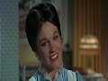 italian title: sempre

italian voice: tina centi

italian lyrics:

la cattedrale, qual simbol d'amor
vi d� il benvenuto al mattin
c'� una buona vecchietta che chiede al tuo cuor
due penny per gli uccellin
queste creature chi pu� non amar?
trepide attendon lass�
i piccoli al nido potranno sfamar
se qualcosa offri anche tu

solo un po' voglion da noi
date, date, date anche voi
solo un po' basta per lor
bastan due penny dati di cuor

tutto intorno alla chiesa ascolti le voci
degli angeli che da s�
innalzano un coro e sorridon felici
se dai qualche cosa anche tu

la vecchietta � sempre laggi�
dona, dona, due penny anche tu
va' da lei con tanto amor
dona, dona dona di cuor

la vecchietta � sempre laggi�
dona, dona, qualcosa anche tu
va' da lei con tanto amor
dona, dona, dona di cuor
