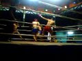 4 geblinddoekte Thaiboxers in Changmai (Thailand). Omdat ze helemaal niets zien en soms in de rondte staan te slaan zonder dat er iemand in de buurt is, staan er twee jongens in de ring die ze de goede kant op moeten duwen. En dan vergeten ze nog wel eenns op te letten zelf niet geslagen te worden..