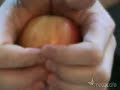 Como partir uma ma�� com as m�os