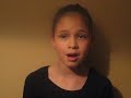 Demi (10) zingt stukje v. \
