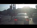 Un taximetrist asteapta clienti pe trecerea de pietoni