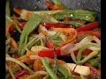 Pechuga de pollo asada con maraña de verduras salteadas