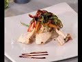Pechuga de pollo asada con maraña de verduras salteadas